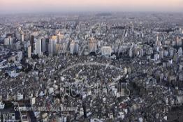 Image du Maroc Professionnelle de  Cette vue panoramique nous montre au premier plan une médina au maisons collées les unes aux autres, tandis que les espaces verts manquent cruellement. Ce monde grouillant contraste avec les buildings de l'arrière plan ce qui est regrettable, c'est que les espaces verts sont presque inexistant,  à Casablanca il n’ y a que le béton qui pousse, Lundi 12 Janvier 2009. (Photo / Abdeljalil Bounhar) 